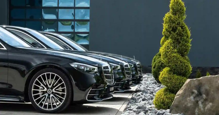 Flotta di berline nere di lusso per servizio chauffeur