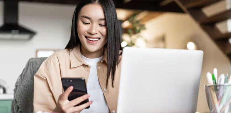 Traveller using a smartphone — flexible booking and free cancellation