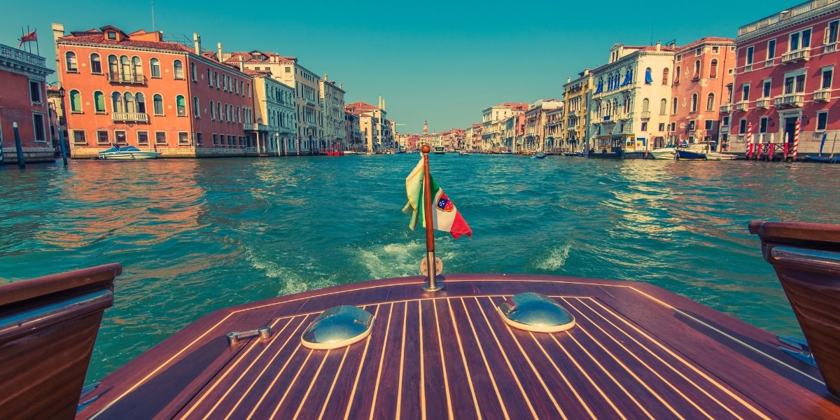 Luxury water taxi service Venice: a unique travel experience on the canals