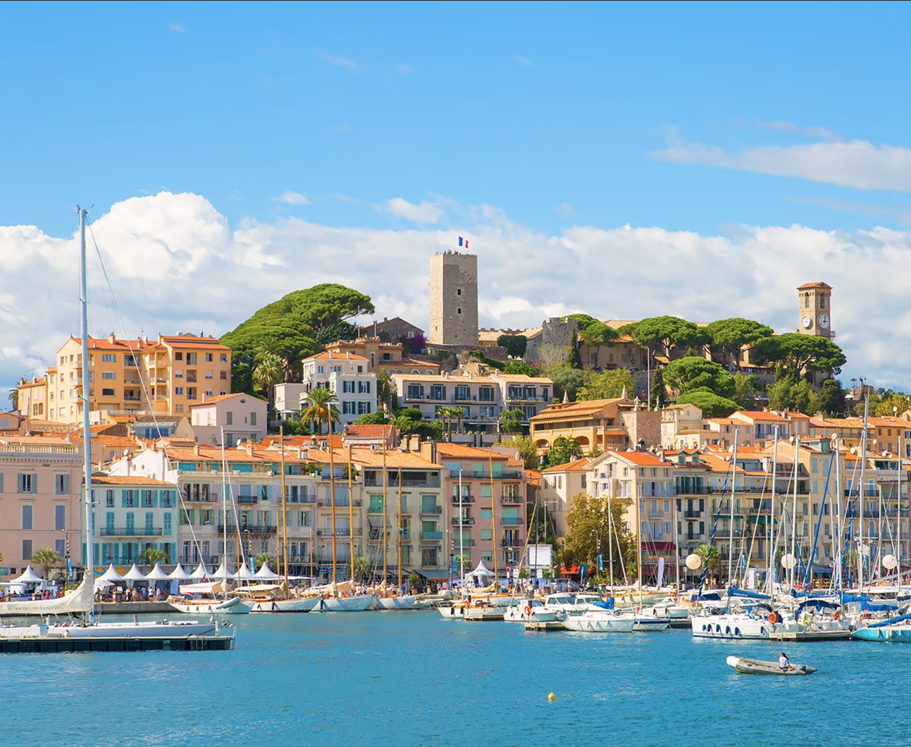 Porto vecchio di Cannes con barche a vela e la storica torre del Suquet